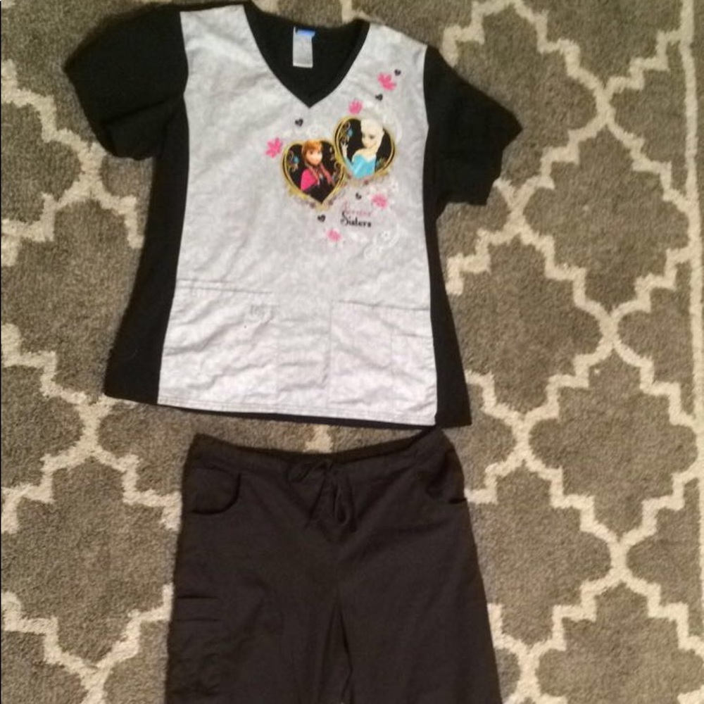 Frozen Elsa & Ana scrub set.
